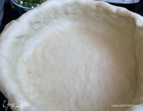 Выложите в глубокую форму, чтобы свисали края. На дно положите блинчик.