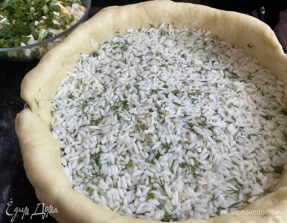 Выложите слой рисовой начинки, разровняйте и также накройте блинчиком.