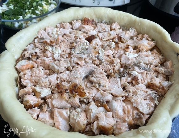 Следующий слой — из красной рыбы.