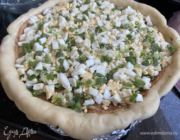 Последний слой — начинка из яиц и зеленого лука. Также накройте блинчиком.