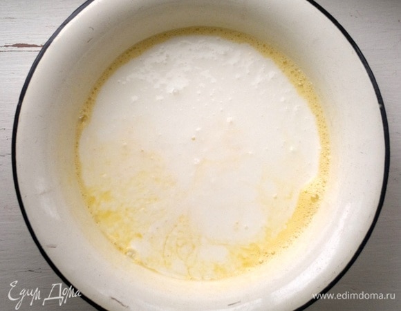 Добавить кефир, перемешать.