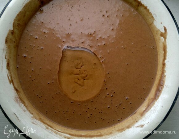 Влить в тесто растительное масло, перемешать.