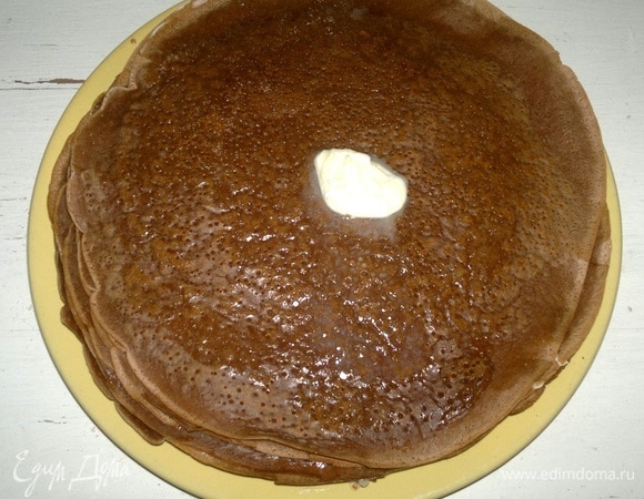 Готовые блинчики смазывать сливочным маслом.