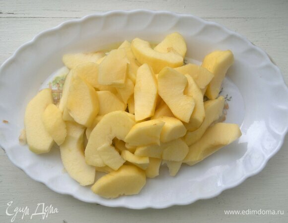 Для начинки вишни и абрикосы предварительно разморозить. Яблоки помыть, обсушить. Очистить яблоки от кожуры и семян, нарезать дольками.