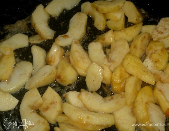 На сковороде растопить сливочное масло, всыпать сахар, нагревать, помешивая, до расплавления сахара. Выложить в сковороду яблоки и потушить в карамели 2–3 мин. Яблочную начинку остудить.