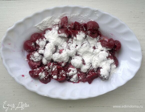 С размороженных вишен (у меня без косточек) слить сок, соединить с половиной крахмала, перемешать. Для приготовления можно использовать и свежие вишни.