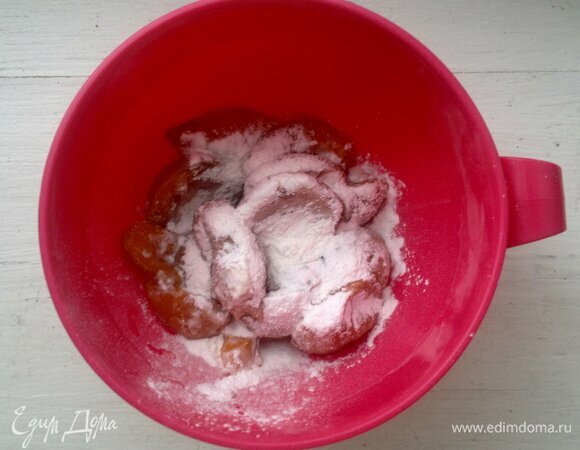 С размороженных абрикосов (у меня без косточек) слить сок, соединить с оставшимся крахмалом, перемешать. Также вместо замороженных абрикосов можно брать свежие.