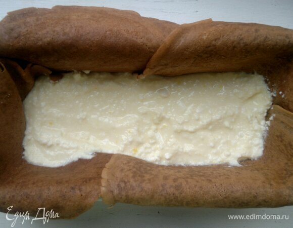 Выложить 1/3 творожной начинки.