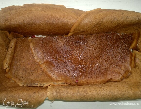 Блинчик разделить пополам и застелить им вишни. Стыки блинов смазать яйцом.