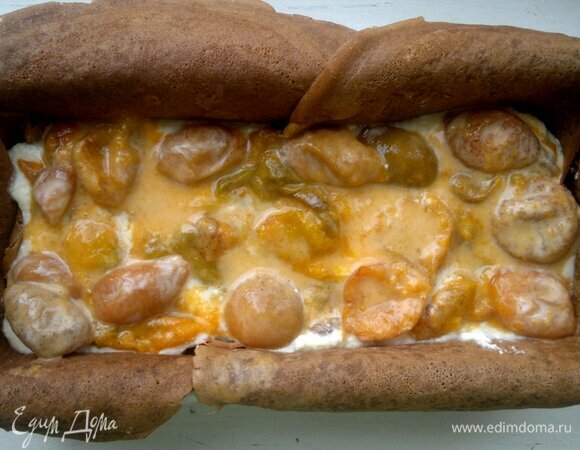 Далее выложить 1/3 творожной начинки, абрикосы и половинки блинчика.