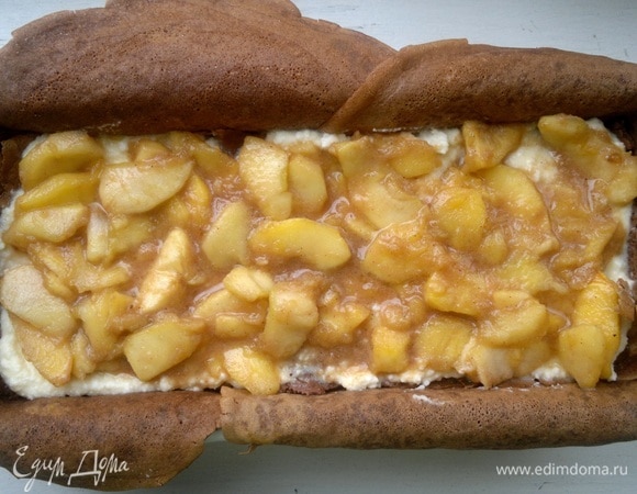 Выложить в форму оставшийся творог, остывшие карамельные яблоки.