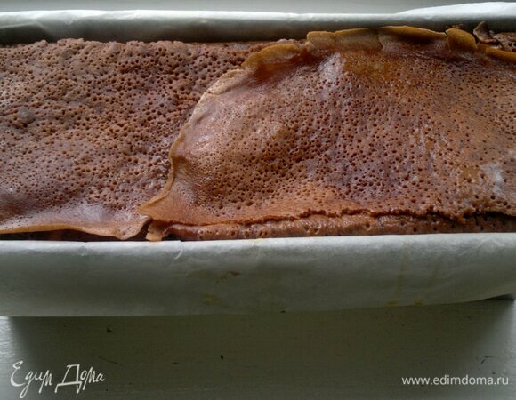 Накрыть начинку свисающими краями блинчиков, не забывая смазывать стыки. Еще один блинчик разделить пополам и застелить верх террина, также смазывая яйцом. Поставить форму с террином в духовку, разогретую до 180°C, на 20–25 мин.