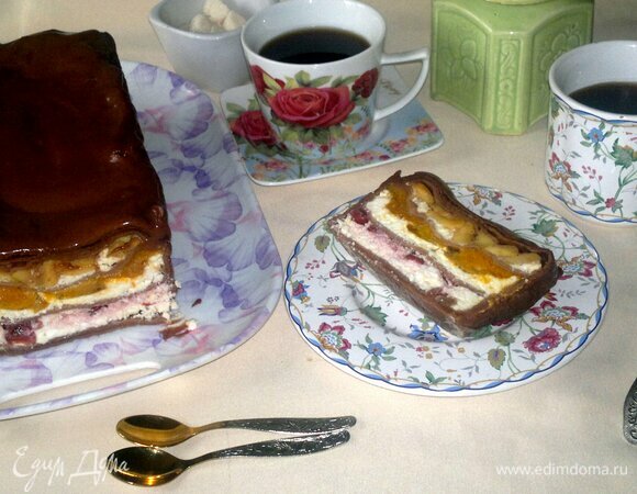 Разрезать террин на порции и подать к чаю или кофе. Десерт вкусен и в теплом, и в холодном виде. Приятного аппетита!