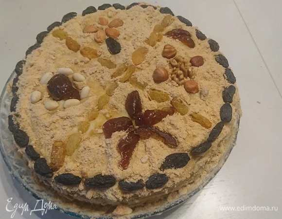Коржи промазать кремом, сверху и по сторонам оформить крошкой, украсить (подойдут фрукты, орехи).