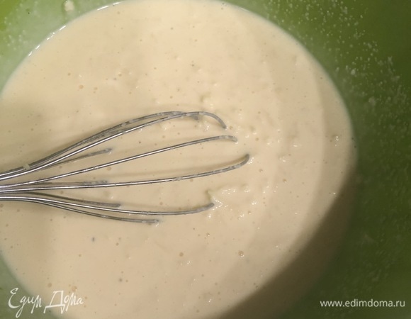 Для сырного омлета слегка взбить яйца, добавить сметану, натертый на крупной терке сыр, соль, перец, перемешать. Добавить манку и оставить тесто на 20 мин.