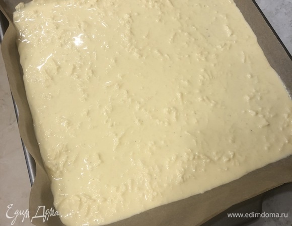 Вылить тесто на подготовленный и застеленный пергаментом противень и выпекать «корж» в течение 20–30 минут.