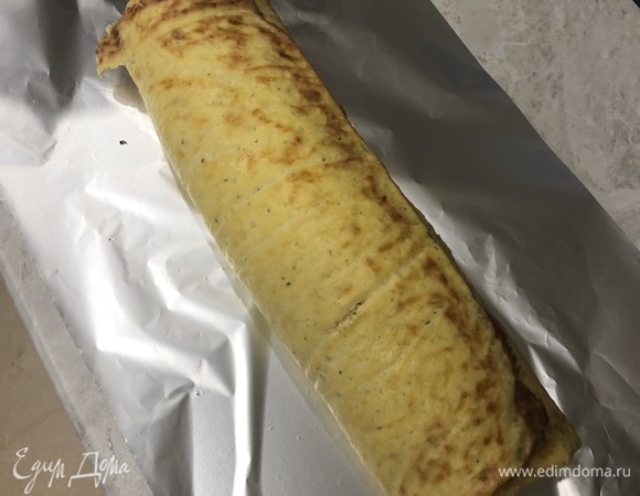 Аккуратно свернуть рулет.