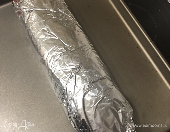 Переложить рулет на лист фольги и завернуть его, как конфетку.