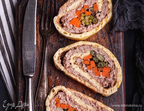 Выпекать рулет при 180°C 1 час. Остудить немного, нарезать порционно. Вкусен как в горячем, так и в холодном виде.