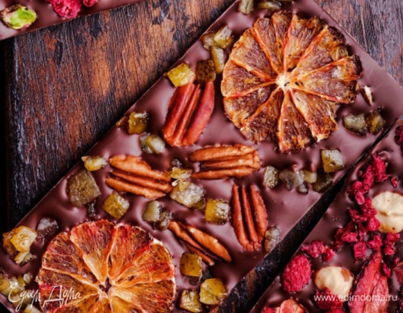 Прежде всего нужно подготовить все необходимое.<br />
1. Шоколад в каллетах (Barry Callebaut, Cacao Barry и др., продаются в кондитерский магазинах). Шоколад можно брать любой — горький, темный, белый, молочный, цветной (например, со вкусом капучино или карамельный, лимонный, апельсиновый). Ниже я дам описание, как темперировать любой вид шоколада.<br />
2. Емкость для шоколада. Лучше всего брать круглые пластиковые емкости адекватного объема.<br />
3. Спатула или, проще говоря, резиновая лопатка. Для перемешивания шоколада. Удобно и практически незаменимо.<br />
4. Формы для шоколадных плиток. Я использую поликарбонатные формы, и это идеальный вариант. Силиконовые и пластиковые можно использовать, но качество и рисунок плиток с ними получаются не очень удовлетворительные. Поэтому советую обзавестись именно поликарбонатными формами. У меня формы итальянской фирмы Martellato.<br />
5. Высокий стакан и кондитерский мешок — в него мы будем вливать готовый шоколад, а чтобы это удобнее было делать, мешок вставим в стакан.<br />
6. Микроволновая печь.<br />
7. Какао-масло Mycryo. На 100 г шоколада требуется 1 г Mycryo. Увеличение количества шоколада увеличивает пропорционально количество Mycryo, правильно рассчитывайте ингредиенты.<br />
8. Термометр кулинарный или пирометр. Пирометр предпочтительнее и удобнее.<br />
9. Ножницы.<br />
10. Начинка. В качестве начинки можно брать практически все, что вы любите: орехи, сухофрукты, сублимированные ягоды и фрукты, хрустящие шоколадные кранчи, вафельную крошку, шоколадные фигурки и многое-многое другое. Важно — начинка должна быть сухой, поэтому свежие ягоды и фрукты, конечно, добавлять в плитки нельзя.<br />
Прежде всего скажу, что классический способ темперирования шоколада — с использованием мраморной доски. Этот способ удобен тем, у кого есть достаточно места, то есть рабочего пространства, кто умеет пользоваться шпателем, у кого остаются излишки шоколада, который требует перетемперирования. И да, нужен навык темперирования шоколада таким способом. В домашних же условиях я настоятельно рекомендую использовать Mycryo. Способ рабочий и очень простой. Никакой «грязи», брызг шоколада по всей кухне. Ну и немаловажно — вам не нужен ни кондиционер, ни сама мраморная доска. А для приготовления шоколадных плиток, когда вы точно знаете, сколько именно шоколада пойдет на одну плитку, вы можете подготовить шоколада необходимое количество, и у вас не останутся излишки. Убедила? Тогда, приступим!