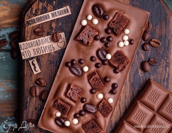 Важно заранее подготовить все, что я описала выше, чтобы в важный момент не бегать по кухне в поисках лопатки или термометра. Желательно охладить помещение. Самая адекватная температура — 16–22°C. Когда температура выше 24°C, процесс темперирования затянется, и результат может огорчить. Далее я пишу процесс темперирования шоколада молочного. Ниже будет информация по температурам темперирования для любого другого шоколада. Важно. Если вы берете смесь темного и молочного шоколада (50/50), то темперировать надо по схеме темного шоколада.