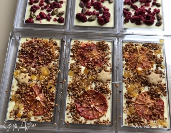 По мере приближения к заданной температуре уменьшать время разогрева. Крайне важно не перегреть шоколад! Температура достигнута, 40–42°C. Теперь нужно остудить шоколад до температуры 33–34°C. Делать это нужно, например, у открытого окна. Миску с шоколадом в холодильник не убирать! Просто, помешивая периодически спатулой шоколад, измерять температуру. Остудили до 33–34°C. Именно при этой температуре нужно добавить в шоколад 1 грамм Mycryo. Mycryo — это мелкий порошок. Всыпать порошок и дальше очень важно хорошо вмешать его в шоколад, и, самое главное, он должен полностью войти в шоколад, то есть растопиться, никаких крупинок непромешанного Mycryo быть не должно! Это важно! Рабочая температура готового молочного шоколада — 30–32°C. Пока мы вмешиваем Mycryo, шоколад как раз дойдет до нужной температуры. Шоколад готов!