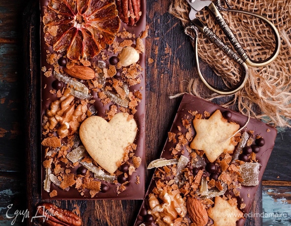 Вылить его в подготовленный кондитерский мешок, отрезать кончик и, равномерно распределяя, перенести шоколад в форму. Очень важно после этого как следует простучать форму — этим самым поверхность плитки становится ровной и гладкой, а из толщи шоколада выходят пузырьки воздуха, если они туда попали при перемешивании. Если шоколад был правильно протемперирован, то он достаточно быстро начинает застывать. Поэтому, если вы хотите на поверхность плитки положить начинку, нужно это сделать без промедления, чтобы она приклеилась к еще не застывшему шоколаду. Также начинку можно вмешать в шоколад, когда он протермперирован и готов к заливанию в формы. Готовую форму с плиткой поместить в холодильник на 15–20 минут. Если все сделано верно и без ошибок, то через указанное время ровная и красивая плитка буквально выскочит из формы. Готово!