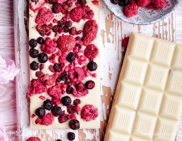 Температуры темперирования белого шоколада. Для правильного темперирования белого шоколада нужно придерживаться следующих температур. Температура, до которой необходимо разогреть белый шоколад, — 40°C. Температура, до которой необходимо остудить белый шоколад и начать вмешивать Mycryo, — 33–34°C. Температура для работы с белым шоколадом — 29–31°C.