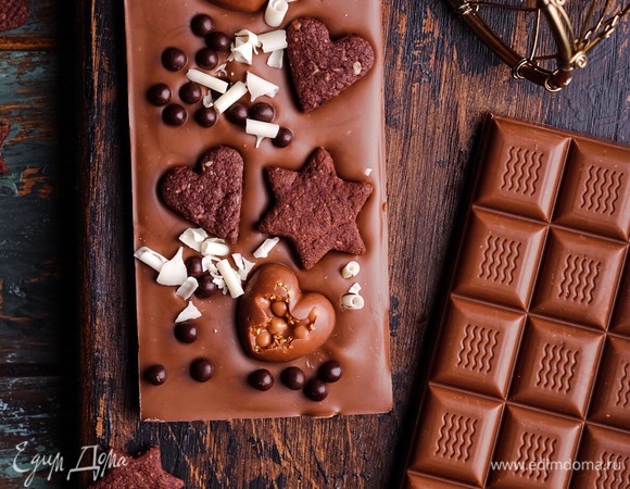 Температуры темперирования цветного шоколада. Цветной шоколад — это белый шоколад с добавлением красителей и ароматизаторов. Под цветным шоколадом мы подразумеваем карамельный, лимонный, апельсиновый, капучино, клубничный, окрашенные искусственными красителями. Для правильного темперирования цветного шоколада нужно придерживаться следующих температур. Температура, до которой необходимо разогреть цветной шоколад, — 40–42°C. Температура, до которой необходимо остудить цветной шоколад и начать вмешивать Mycryo, — 33–34°C. Температура для работы с цветным шоколадом — 30–32°C.