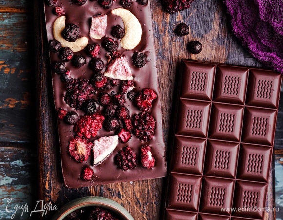 Температуры темперирования темного шоколада. Темный шоколад содержит от 55% до 70% какао. Для правильного темперирования темного шоколада нужно придерживаться следующих температур. Температура, до которой необходимо разогреть темный шоколад, — 45–47°C. Температура, до которой необходимо остудить темный шоколад и начать вмешивать Mycryo, — 34–35°C. Температура для работы с темным шоколадом — 32–33°C.