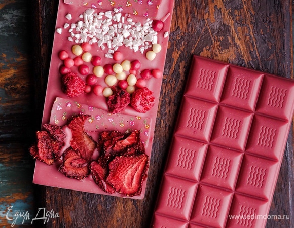 Температуры темперирования рубинового шоколада. Рубиновый шоколад сделан из особого сорта какао-бобов. Содержание какао в рубиновом шоколаде составляет 47,3%. Для правильного темперирования рубинового шоколада нужно придерживаться следующих температур. Температура, до которой необходимо разогреть рубиновый шоколад, — 40–43°C. Температура, до которой необходимо остудить рубиновый шоколад и начать вмешивать Mycryo, — 33–34°C. Температура для работы с рубиновым шоколадом — 31–32°C.