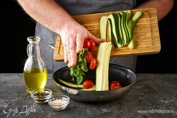 Обжаривайте все на оливковом масле 2 минуты.