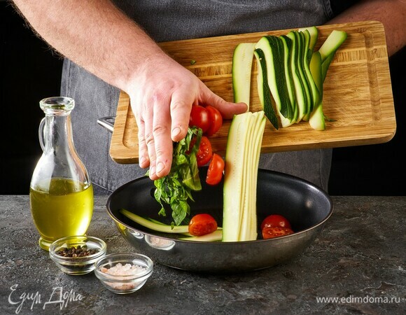 Обжаривайте все на оливковом масле 2 минуты.