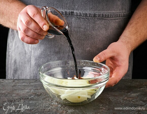 Залейте лук бальзамическим уксусом и оставьте на 10 минут.