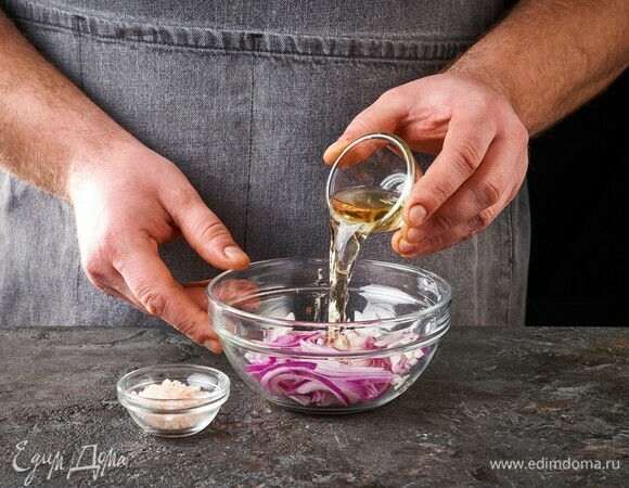 Маринуйте лук в уксусе с добавлением щепотки соли 10 минут.