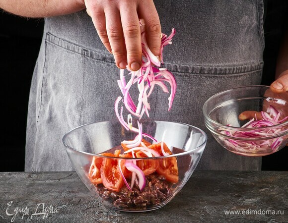 Добавьте помидоры и лук.