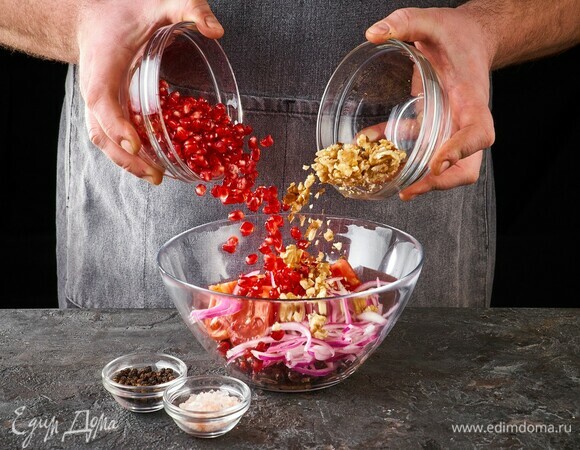 Добавьте рубленые грецкие орехи и зерна граната.