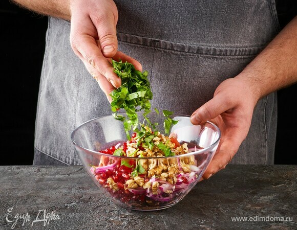 Посыпьте рубленой кинзой и перемешайте.