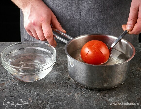 С помидоров снимите кожу, для этого сделайте на нем надрезы, опустите на 10 секунд в кипящую воду, остудите. После этого сможете легко его очистить.