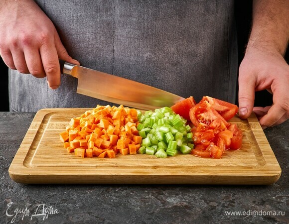 Помидор, морковь и сельдерей нарежьте кубиками.