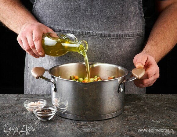 Добавьте оливковое масло, посолите и поперчите. Тушите около 10 минут.