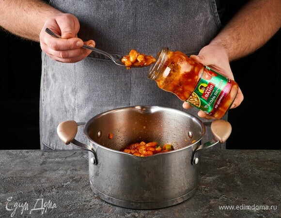 Выложите в кастрюлю фасоль печеную «По-домашнему» ТМ «Дядя Ваня», перемешайте, потушите 10 минут.