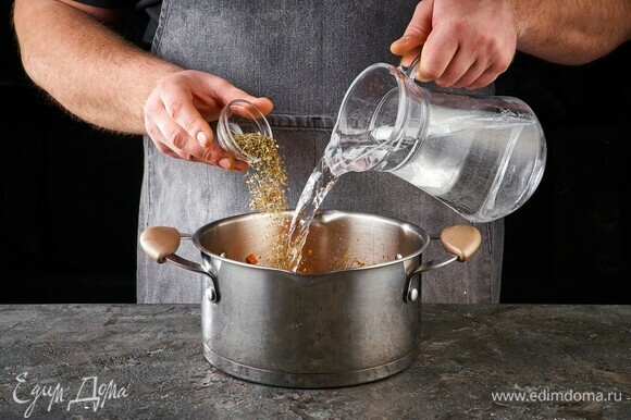 Влейте воду и добавьте прованские травы. Проварите около 10 минут.