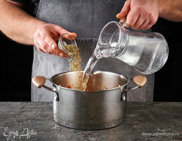 Влейте воду и добавьте прованские травы. Проварите около 10 минут.