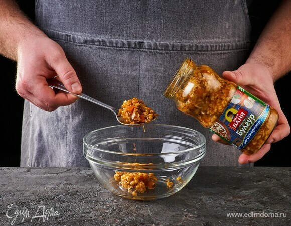 Булгур «По-самаркандски» ТМ «Дядя Ваня» выложите в глубокую миску. Это уже готовая начинка для долмы.