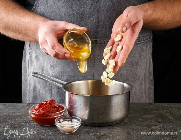 Добавьте мед, рубленый чеснок, томатную пасту. Посолите и перемешайте.