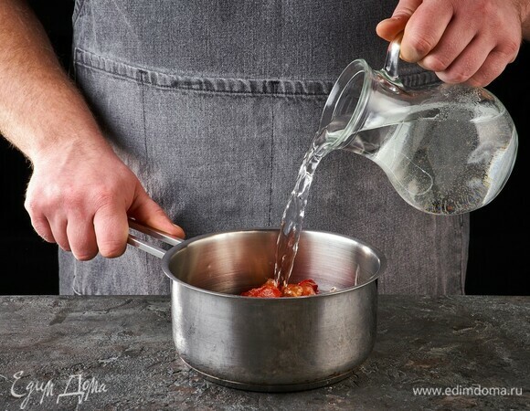 Влейте воду, перемешайте.