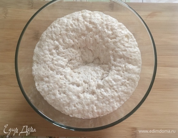 Смешать молоко, воду, дрожжи и сахар, оставить на 15–20 минут под пленкой, чтобы поднялась опара.