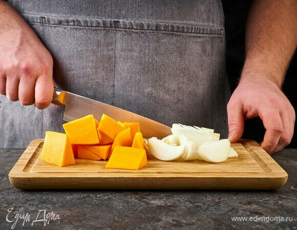 Тыкву и лук нарежьте крупно.