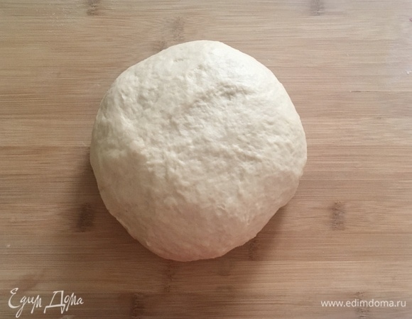 Отдельно смешать яйцо, растопленное сливочное масло, соль и опару, постепенно добавить просеянную муку и вымесить тесто до эластичности. Миску смазать растительным маслом, выложить тесто и убрать в теплое место на 1,5–2 часа.
